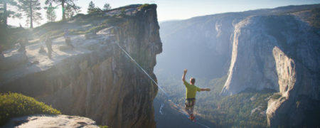 راه رفتن بر روی طناب در ارتفاع ۲۷۴۳ متری؛ نشان دادن شجاعت به روشی خاص [تماشا کنید]