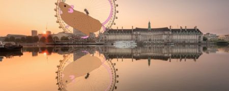 هنرمندی که با نقاشی روی تصاویر، دنیا را به بیکرانه ای بزرگ تبدیل کرده