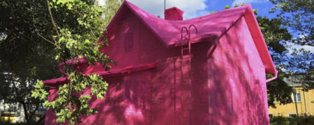 پوشش خانه یکصد ساله با قلاب دوزی های صورتی