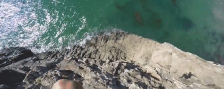 پرش هیجان انگیز غواص از بالای صخره سنگی [تماشا کنید]