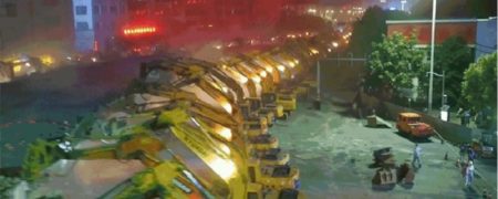 همکاری جذاب ۱۱۶ بیل مکانیکی برای تخریب یک روگذر در ۵۶ ساعت [تماشا کنید]