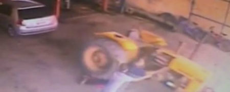 نجات معجزه آسای یک تعمیرکار پس از عبور تراکتوری سنگین از روی او [تماشا کنید]