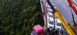 برخورد کامیونی در چین با گاردریل و معلق ماندن آن در هوا [تماشا کنید]