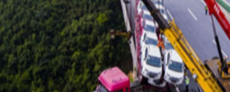 برخورد کامیونی در چین با گاردریل و معلق ماندن آن در هوا [تماشا کنید]