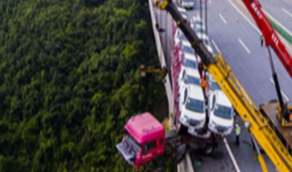 برخورد کامیونی در چین با گاردریل و معلق ماندن آن در هوا [تماشا کنید]