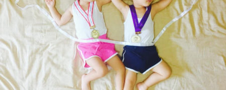 مادری که هنگام به خواب رفتن بچه هایش از آنها تصاویری جالب خلق می کند