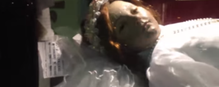 دختر بچه بی جان بعد از ۳۰۰ سال چشمان خود را باز کرد [تماشا کنید]