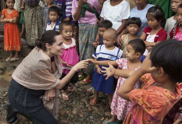 جولی در مورد نخستین حضورش در فعالیت های بشردوستانه می گوید زمانی که در کامبوج در فیلم Tomb Raider بازی می کرد، با دیدن کمپ پناهجویان، به فکر افتاد در چنین فعالیت هایی نیز شرکت کند. زمان زیادی نگذشت که او به عنوان سفیر سازمان ملل به فعالیت های بشردوستانه خود در سراسر جهان روی آورد. 