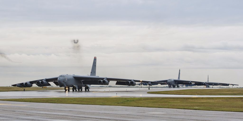مانور هواپیماهای B- 52 آمریکایی با توانایی حمل بمب های اتم [تماشا کنید]