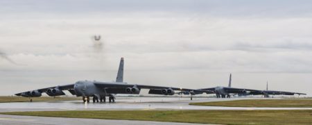 مانور هواپیماهای B- 52 آمریکایی با توانایی حمل بمب های اتم [تماشا کنید]