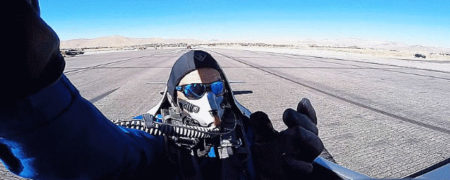 واکنش جالب خلبانی که در آستانه از دست دادن سرش به خاطر برخورد با یک هواپیمای دیگر بود [تماشا کنید]