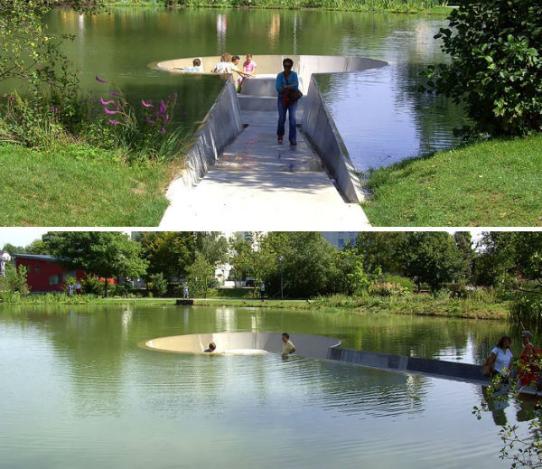 پارک شهر «وُکلابراک» در اتریش. همانطور که مشاهده می کنید، نیمکت بزرگی به شکل دایره درون دریاچه قرار گرفته و علاقه مندان بر روی آن می نشینند