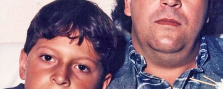 “پادشاه کوکائین” برای گرم کردن خانواده اش دلار می سوزاند