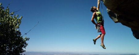 صعود خطرناک به ارتفاعات صخره ای شگفت انگیز [تماشا کنید]