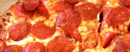 دختری که جایزه یک سال پیتزای مجانی را به خیریه بخشید