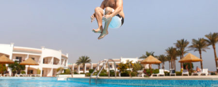 پریدن در استخر از ارتفاع زیاد؛ خطرناک اما هیجان انگیز [تماشا کنید]