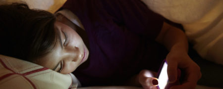 چرا نگاه کردن به صفحه نمایش تلفن همراه قبل از خوابیدن بدتر از نگاه کردن به تلویزیون است؟