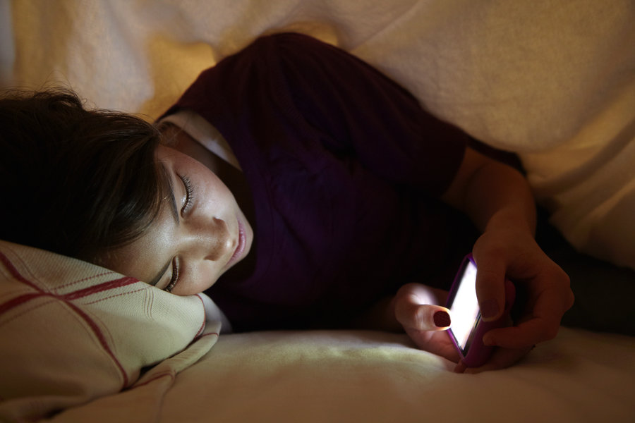 چرا نگاه کردن به صفحه نمایش تلفن همراه قبل از خوابیدن بدتر از نگاه کردن به تلویزیون است؟