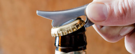 ۱۷ وسیله ای که می توانید با آن ها درب بطری را باز کنید [تماشا کنید]