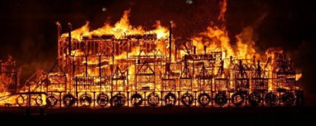 گرامیداشت سالروز «آتش سوزی بزرگ» لندن با آتش زدن ماکتی چوبی