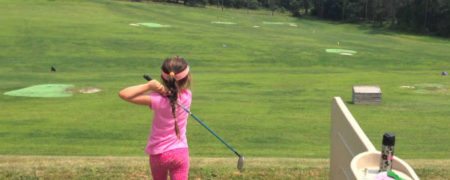 هدف قرار گرفتن یک پرنده هدایت پذیر از راه دور توسط دختر بچه گلف باز [تماشا کنید]