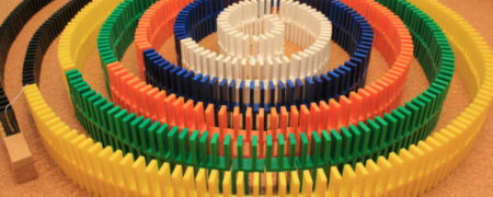 اجرای دومینویی مارپیچی که با استفاده از ۱۵۰۰۰ قطعه ساخته شده است [تماشا کنید]