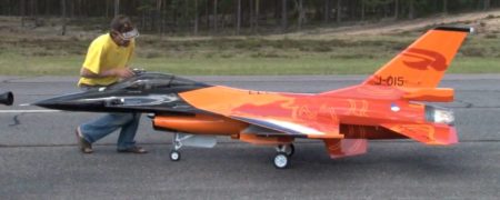 هواپیمای کنترلی جنگی که در هوا منفجر شد [تماشا کنید]