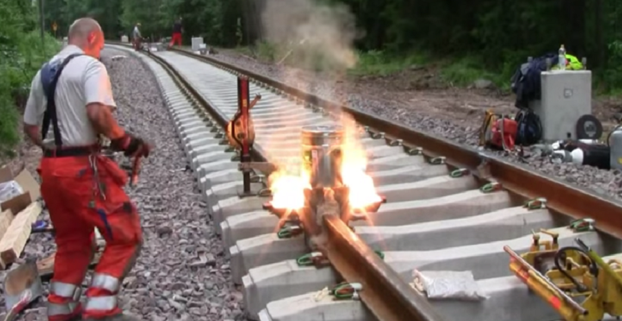 ریل های راه آهن چگونه به هم جوش داده می شوند؟ [تماشا کنید]