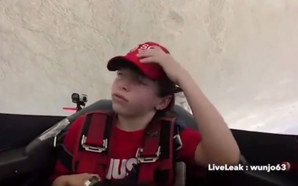 ویدیویی جالب از بیهوش شدن پسر بچه ای هنگام پرواز با هواپیما [تماشا کنید]