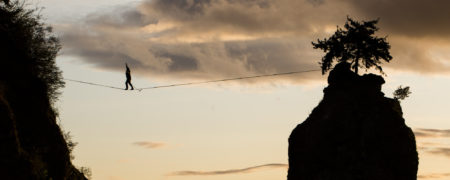 راه پیمایی نفس گیر بر روی طناب، در میان صخره ها و در ارتفاع ۳۲ متری از زمین [تماشا کنید]