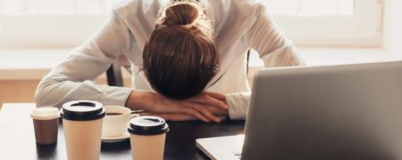 ۸ نشانه پنهان که می توانند علامت استرس کاری باشند