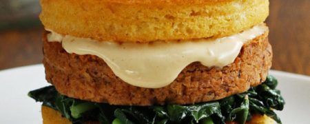 خوشمزه روز: برگر لوبیا چشم بلبلی با نان ذرت [تماشا کنید]