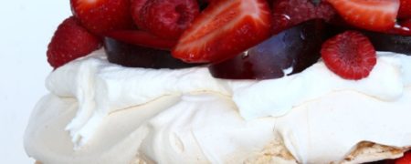 خوشمزه روز: کیک ابری با خامه و توت فرنگی [تماشا کنید]