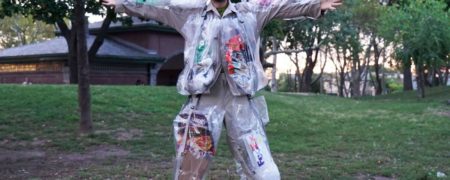 دوستدار محیط زیستی که بنا دارد زباله های تولیدی اش را بپوشد [تماشا کنید]