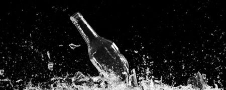 دلایل علمی برای شکسته شدن بطری با دست خالی [تماشا کنید]