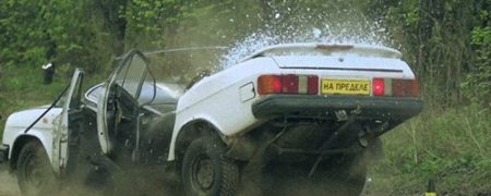 ویدئویی مهیج و سرگرم کننده؛ تلاش برای نابود کردن یک خودرو با رها کردن اجسام روی آن [تماشا کنید]