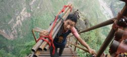 کودکان چینی که برای رفتن به مدرسه از نردبانی ۸۰۰ متری بالا می روند