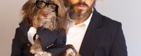 مرد عجیبی که لباس های سگش را با لباس های خود ست می کند