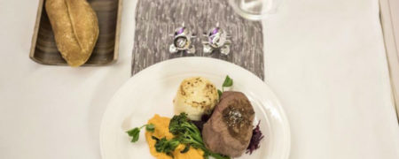 خطوط هوایی برتر دنیا با چه غذاهایی از مسافرین خود پذیرایی می کنند