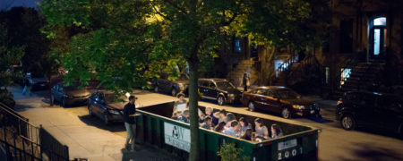 رستورانی که در داخل یک سطل آشغال بزرگ غذا را سرو می کند