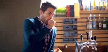 ۸ پیام هشداری که سکسکه کردن در مورد وضعیت سلامتی شما دارد