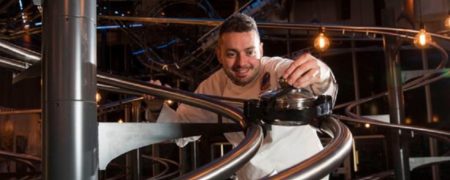 رستورانی که با ترن هوائی غذا را سر میز مشتری ارسال می کند [تماشا کنید]