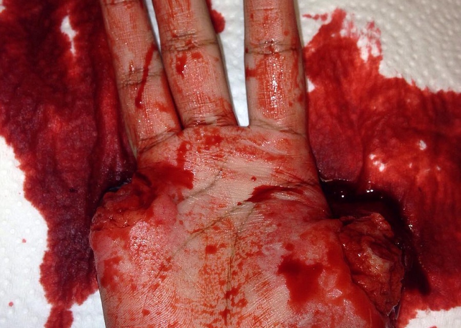 گریم های خونین و وحشتناکی که یک دختر ۱۷ ساله روی اعضای بدن خود اعمال می کند [تماشا کنید]