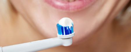 دو دقیقه مسواک زدن؛ با مسواک الکترونیکی یا مسواک دستی؟