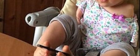 غلبه بر ناتوانی؛ خردسالی که بدون دست متولد شده اکنون با پاهایش غذا می خورد [تماشا کنید]