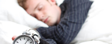 چگونه خود را عادت دهیم تا بدون نیاز به زنگ ساعت از خواب بیدار شویم؟