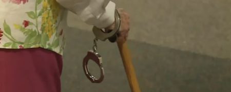 پیرزن ۱۰۲ ساله توسط پلیس دستگیر شد