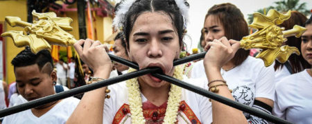 جشنواره گیاه خواران تایلندی؛ جایی که تیغ ها برای رضایت خدایان از صورت عبور داده می شوند