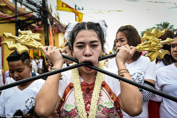جشنواره گیاه خواران تایلندی؛ جایی که تیغ ها برای رضایت خدایان از صورت عبور داده می شوند