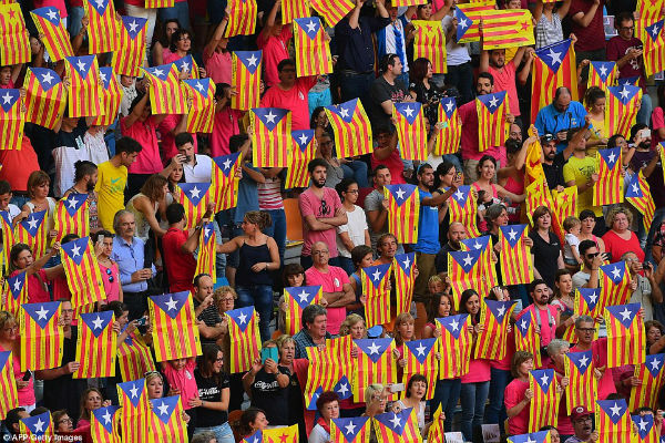 تماشاگران با در دست داشتن پرچم کاتالونیا، به حکومت مرکزی طعنه می زنند